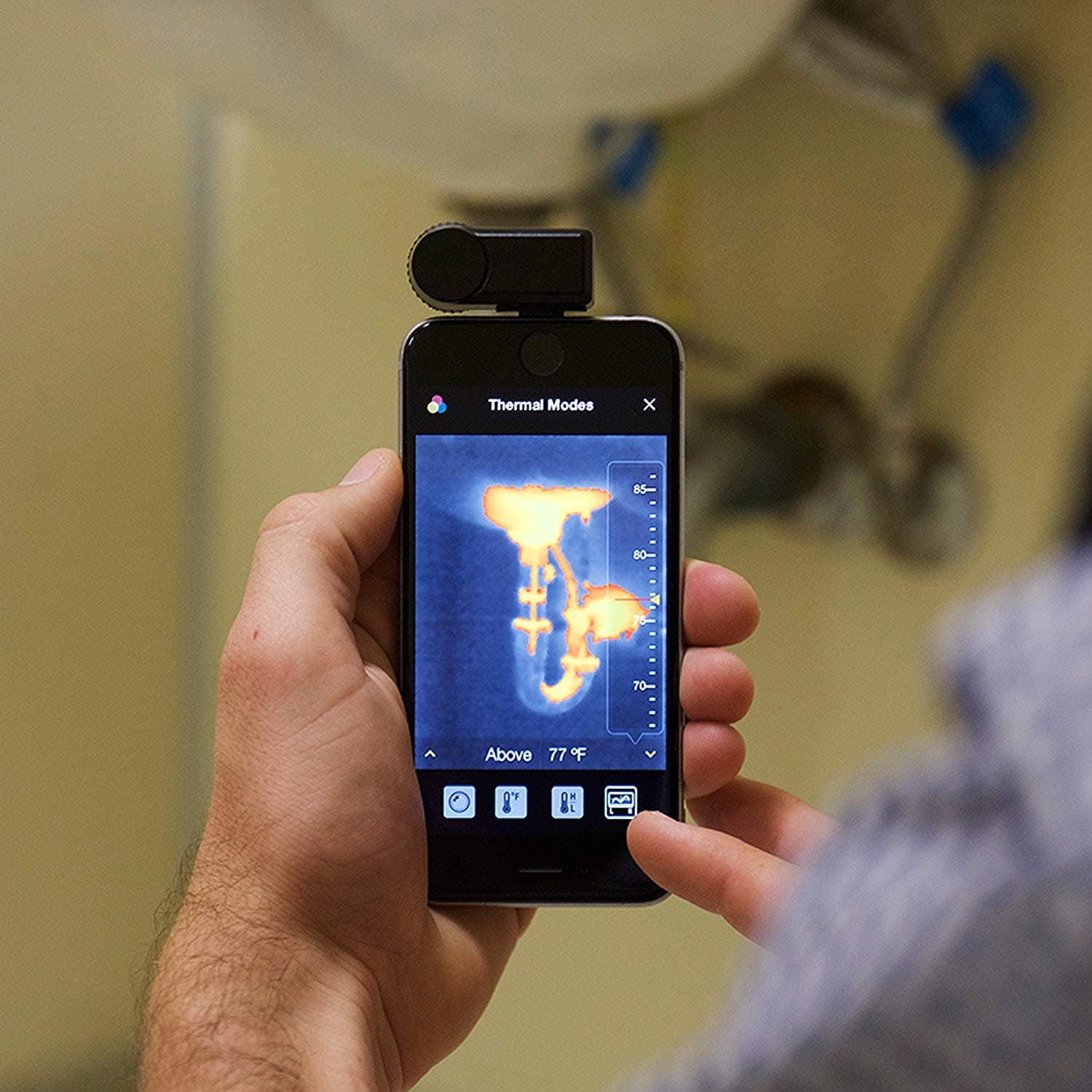 Seek Thermal Compact - All-Purpose Thermal Imaging Camera for iOS , Black - LW-AAA - Image 3